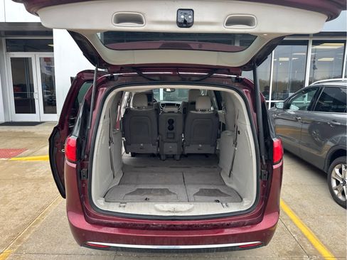 Used 2017 Chrysler Pacifica Touring-L Plus image 7