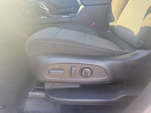 Used 2022 Chevrolet Traverse LT image 19