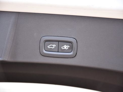 Certified 2025 Volvo XC40 B5 Core image 26