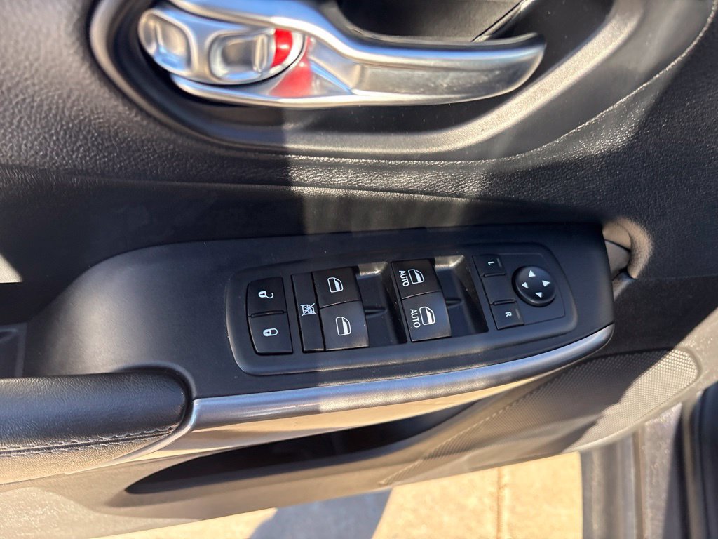 Used 2019 Jeep Cherokee Latitude Plus w/ Cold Weather Group AWD/4WD image 15