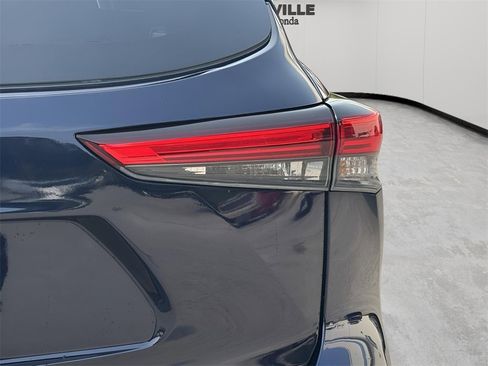 Used 2023 Toyota Highlander XLE image 8