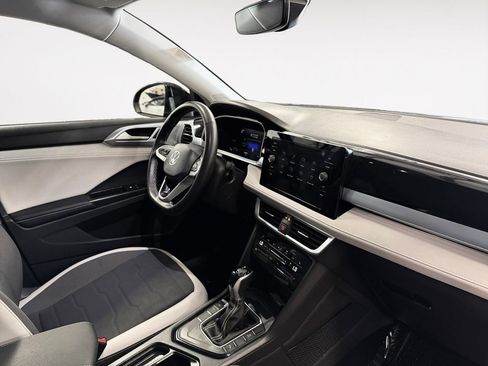 Used 2025 Volkswagen Taos SE w/ Panoramic Sunroof Package FWD image 9