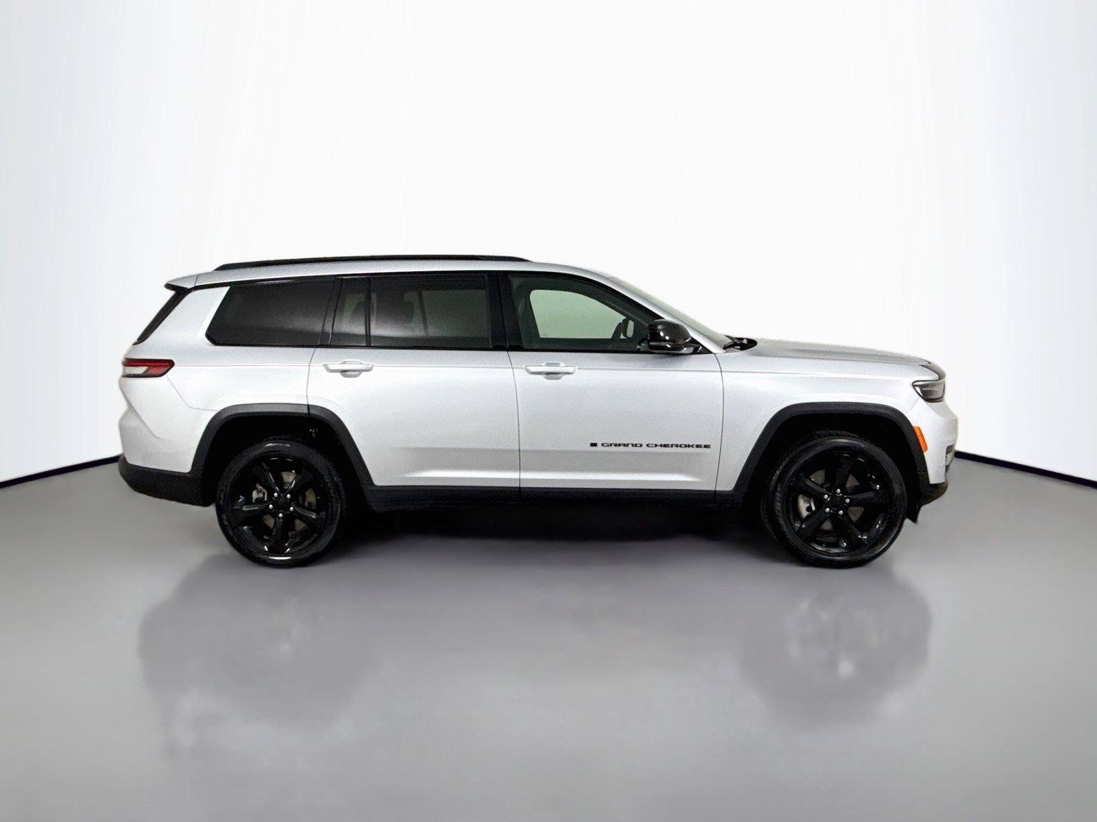 Used 2024 Jeep Grand Cherokee L Altitude AWD/4WD image 18