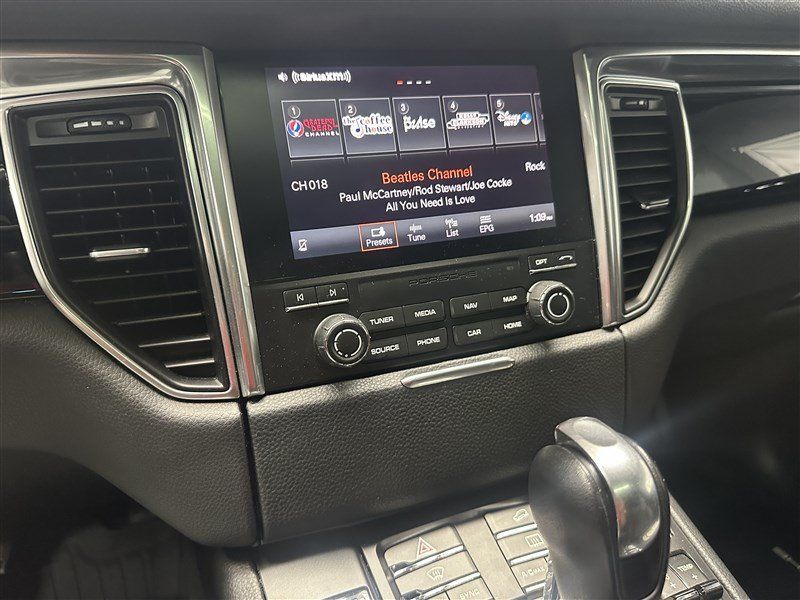 Used 2018 Porsche Macan AWD/4WD image 26