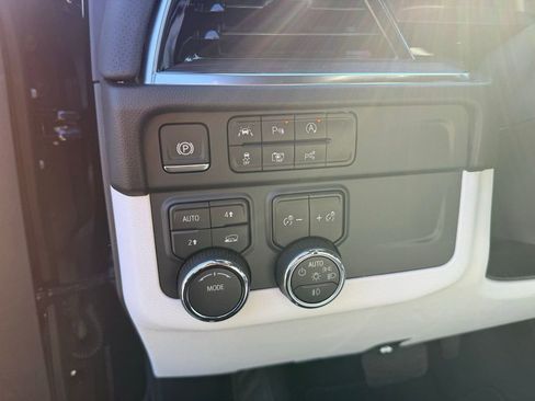 New 2025 Chevrolet Suburban Premier image 26