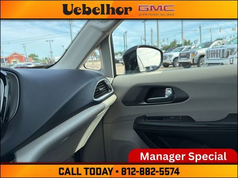 Used 2022 Chrysler Pacifica Touring-L FWD image 35