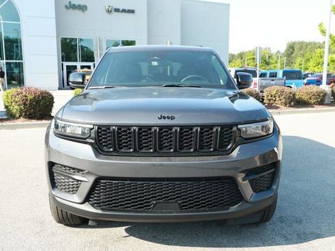 Used 2024 Jeep Grand Cherokee Altitude AWD/4WD image 2