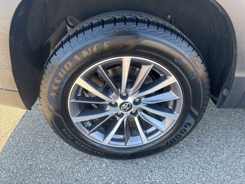 Used 2019 Toyota Highlander XLE image 14