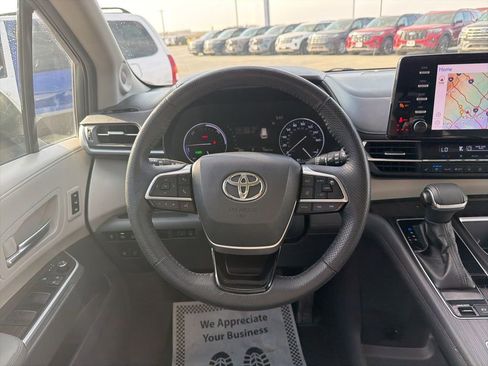 Used 2021 Toyota Sienna Limited image 11