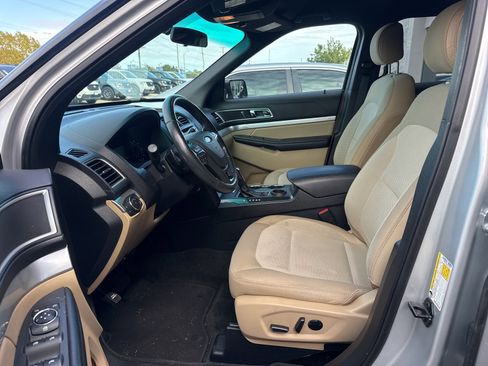 Used 2016 Ford Explorer XLT image 5