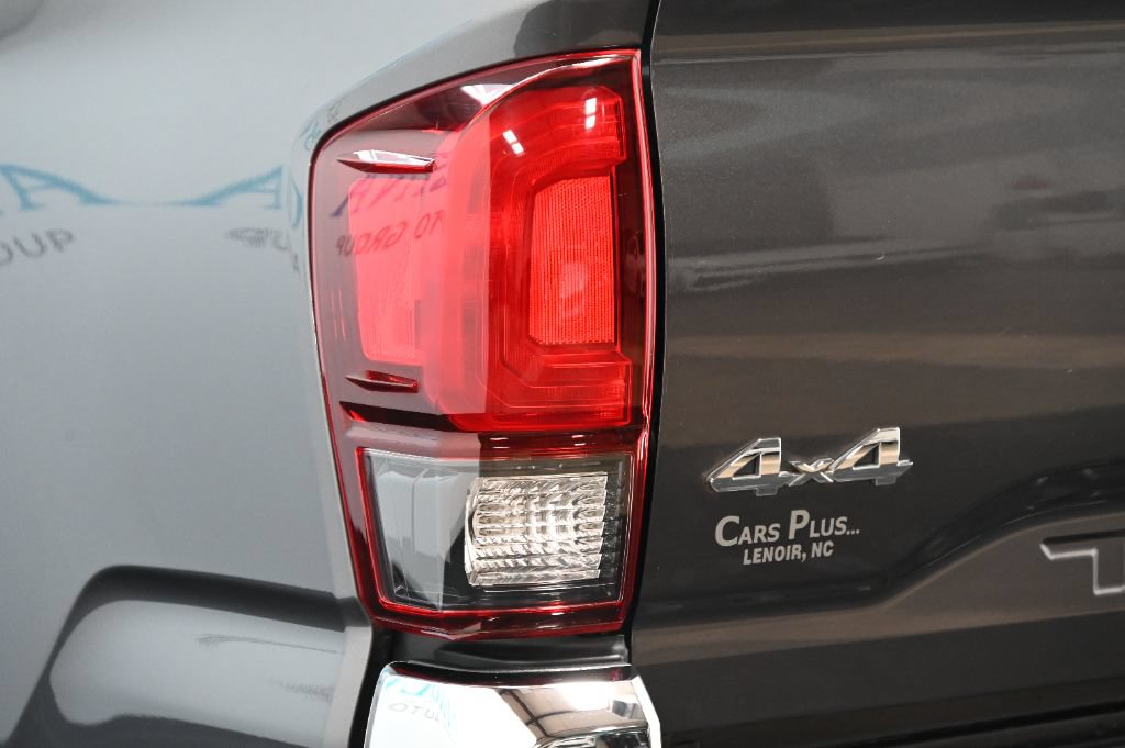 Used 2018 Toyota Tacoma SR5 AWD/4WD image 14