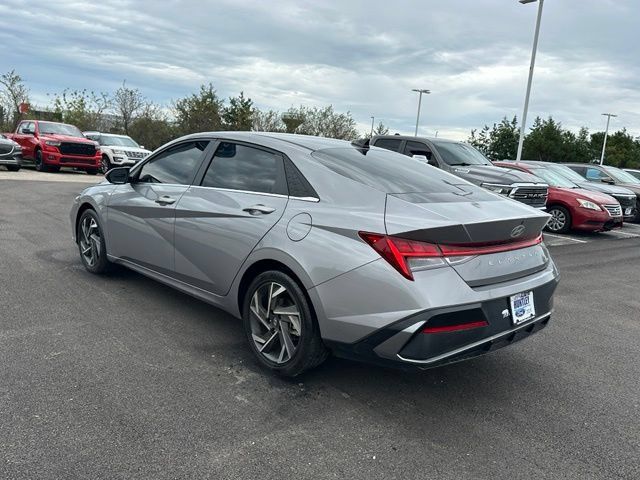 Used 2025 Hyundai Elantra Limited FWD image 5