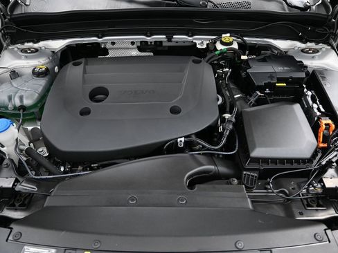 Used 2025 Volvo XC40 B5 Plus AWD/4WD image 22