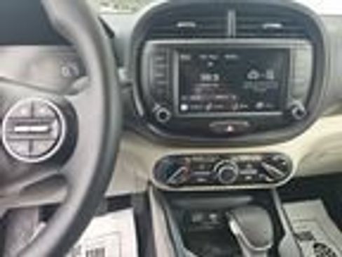 Used 2023 Kia Soul LX FWD image 3