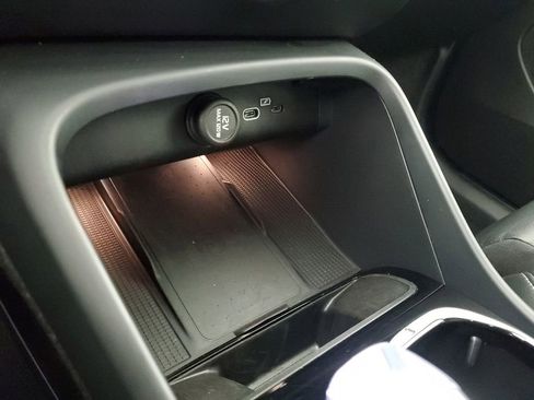 Certified 2025 Volvo XC40 B5 Plus image 33