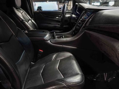 Used 2018 Cadillac Escalade ESV Platinum AWD/4WD image 19