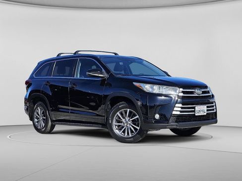 Used 2017 Toyota Highlander XLE FWD image 3
