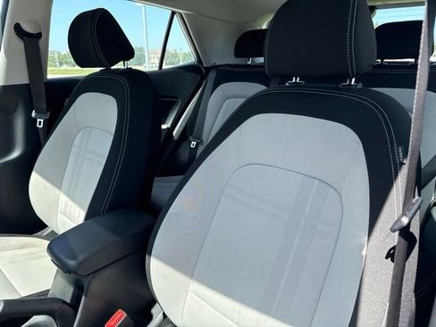 Used 2025 Hyundai Venue SEL FWD image 9