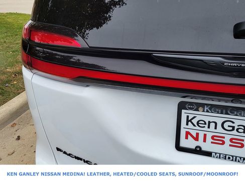 Used 2025 Chrysler Pacifica Limited image 16