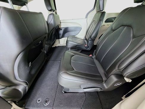 Used 2023 Chrysler Pacifica Touring-L AWD/4WD image 25