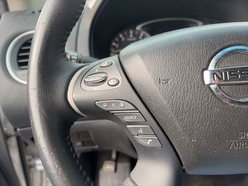 Used 2019 Nissan Pathfinder SV image 18