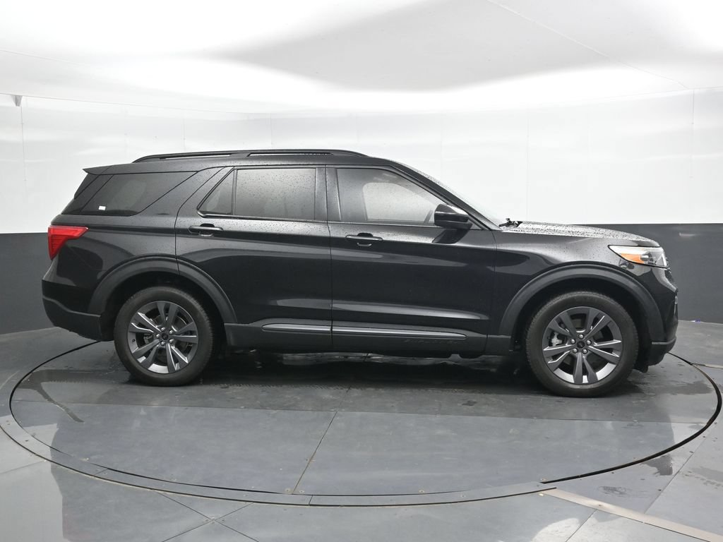 Used 2022 Ford Explorer XLT w/ Equipment Group 202A AWD/4WD image 4