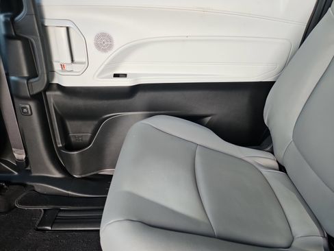 Used 2025 Toyota Sienna XLE FWD image 37