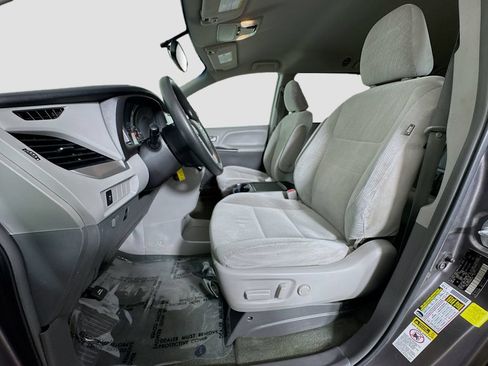 Used 2017 Toyota Sienna LE FWD image 17