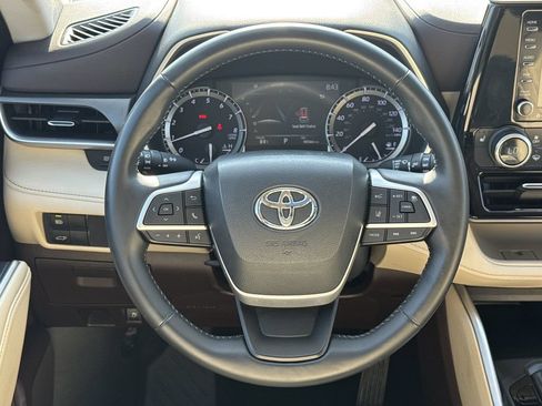 Used 2022 Toyota Highlander XLE FWD image 24