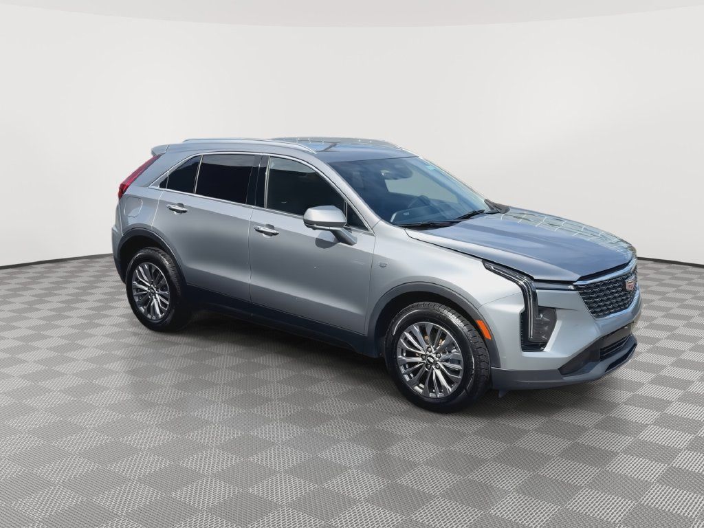 Used 2025 Cadillac XT4 Premium Luxury AWD/4WD image 2