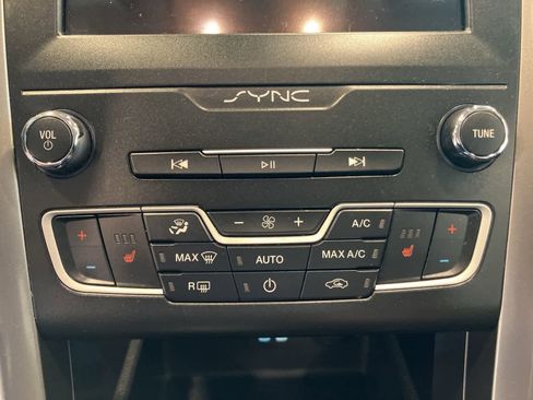 Used 2020 Ford Fusion SE AWD/4WD image 18