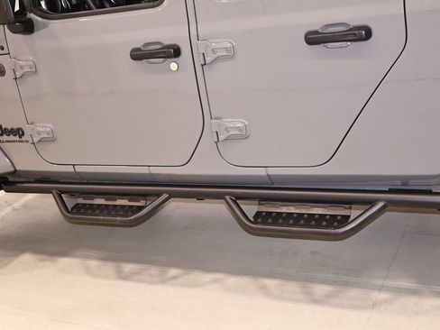 Used 2023 Jeep Gladiator Willys image 31