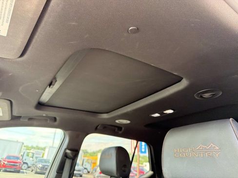 Used 2023 Chevrolet Traverse High Country FWD image 25