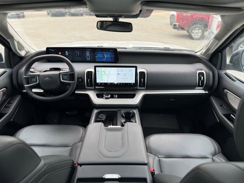 Used 2025 Ford Expedition Active image 15