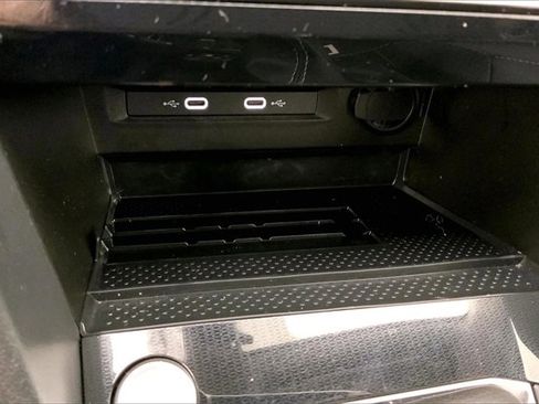 Used 2025 Volkswagen Taos SE image 33