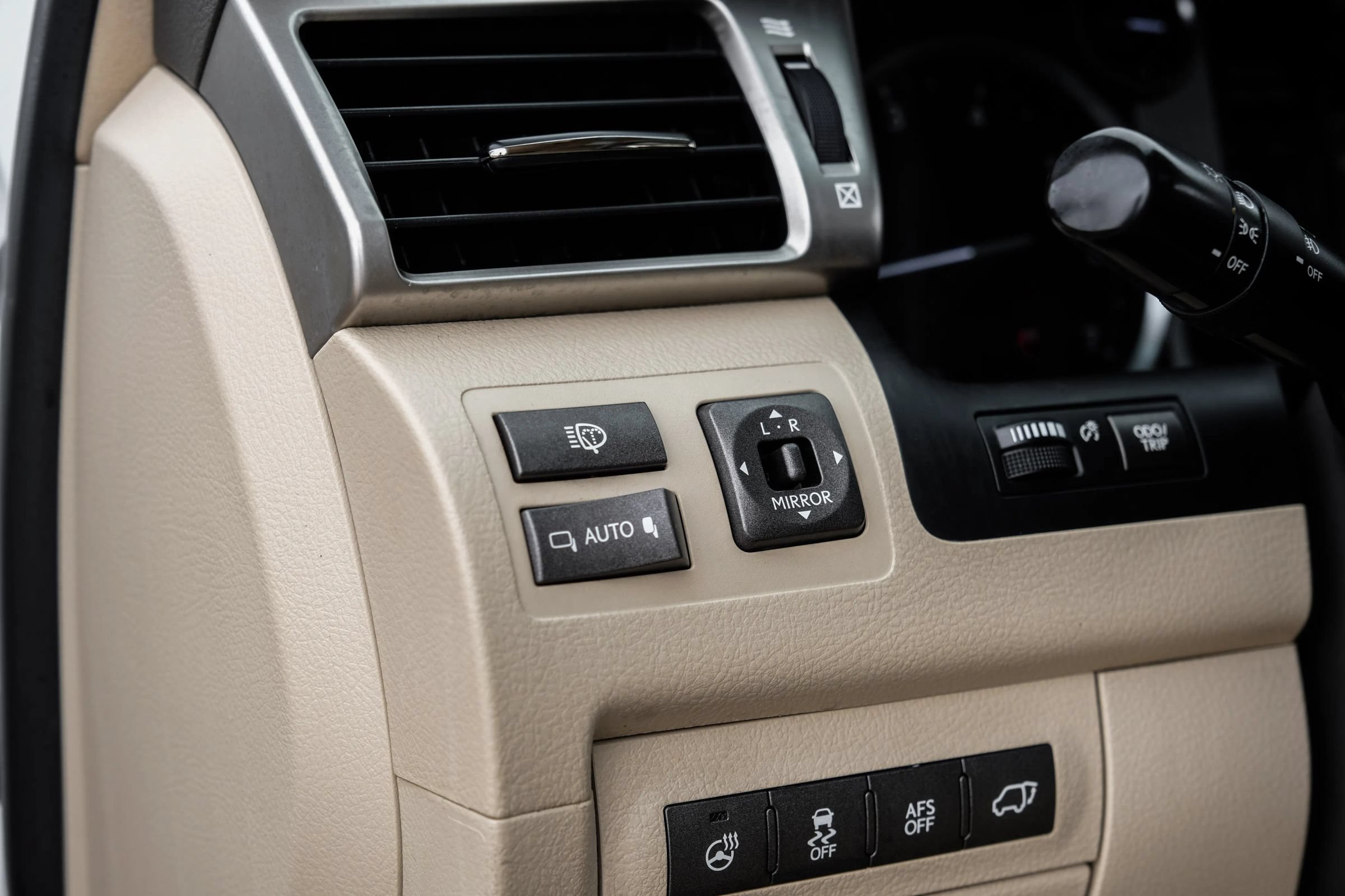 Used 2013 Lexus LX 570 4WD w/ Luxury Pkg image 35