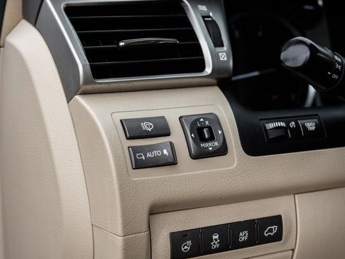 Used 2013 Lexus LX 570 4WD w/ Luxury Pkg image 35
