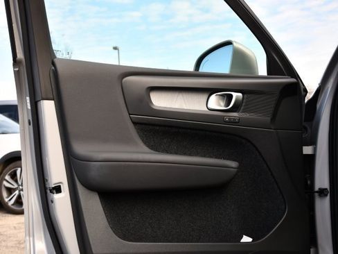 Used 2025 Volvo XC40 B5 Core image 10