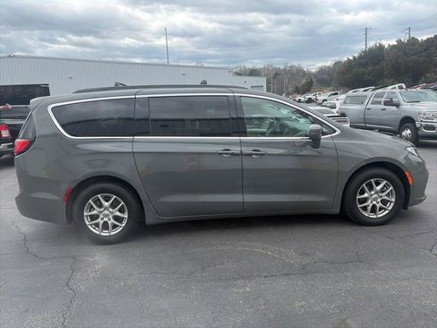 Used 2022 Chrysler Pacifica Touring-L image 8