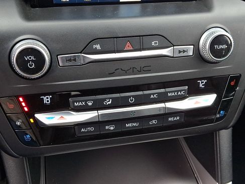 Used 2020 Ford Explorer Platinum w/ Premium Technology Package image 18