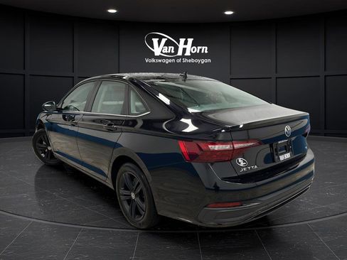 Used 2024 Volkswagen Jetta SE w/ Panoramic Sunroof Package image 5