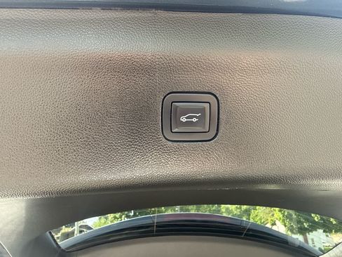 Used 2019 Buick Enclave Essence AWD/4WD image 18