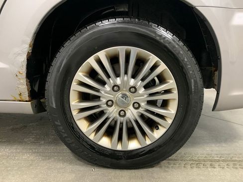 Used 2014 Chrysler Town & Country Touring-L image 5