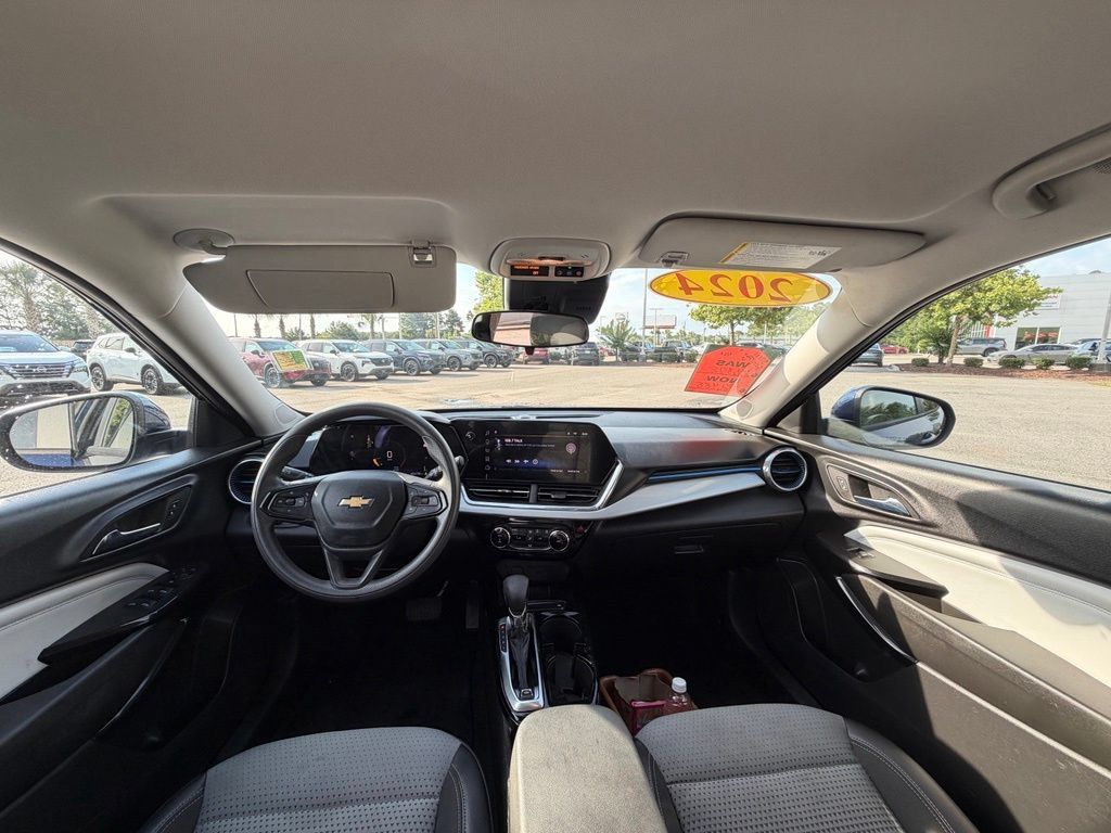 Used 2024 Chevrolet Trax LT FWD image 23