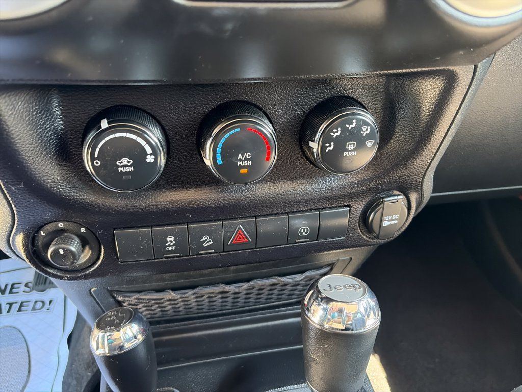 Used 2015 Jeep Wrangler Unlimited Sahara w/ Connectivity Group AWD/4WD image 22
