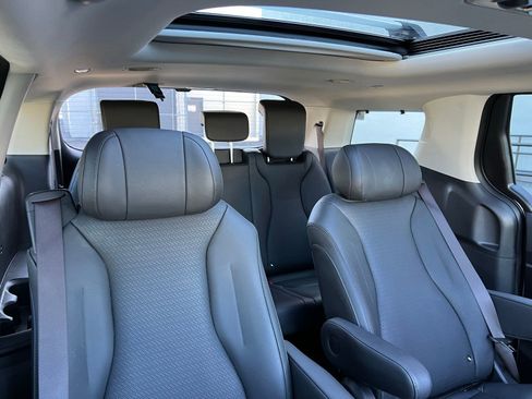 Used 2025 Kia Carnival SX Prestige image 60