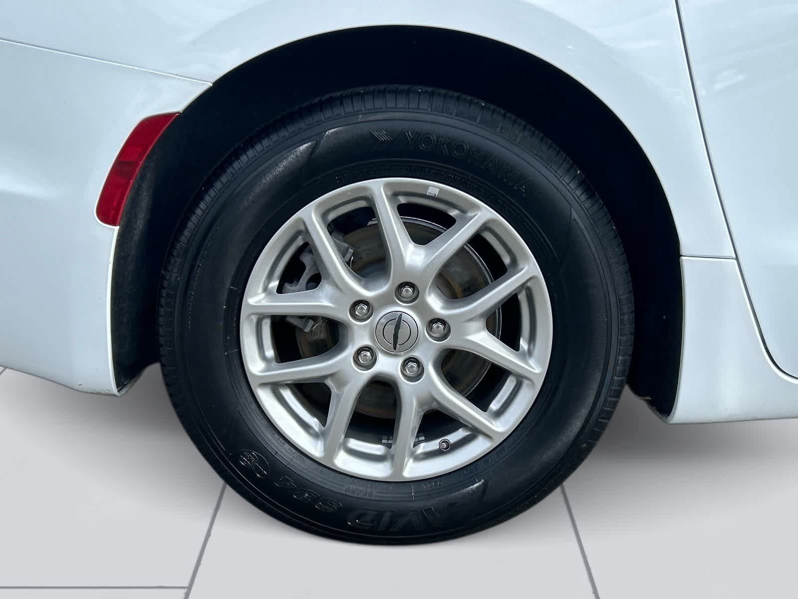 Used 2024 Chrysler Pacifica Touring-L FWD image 10