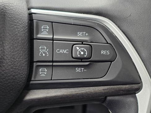 Used 2023 Jeep Grand Cherokee Limited image 10