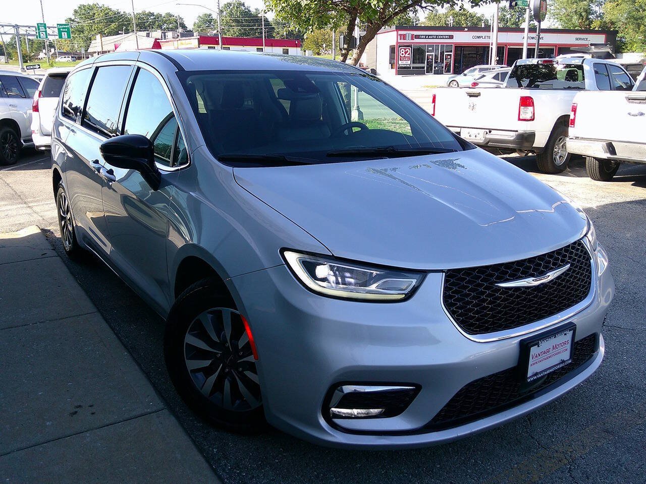 Used 2024 Chrysler Pacifica Limited FWD image 4