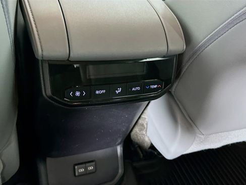 Used 2023 Toyota Highlander XLE image 33